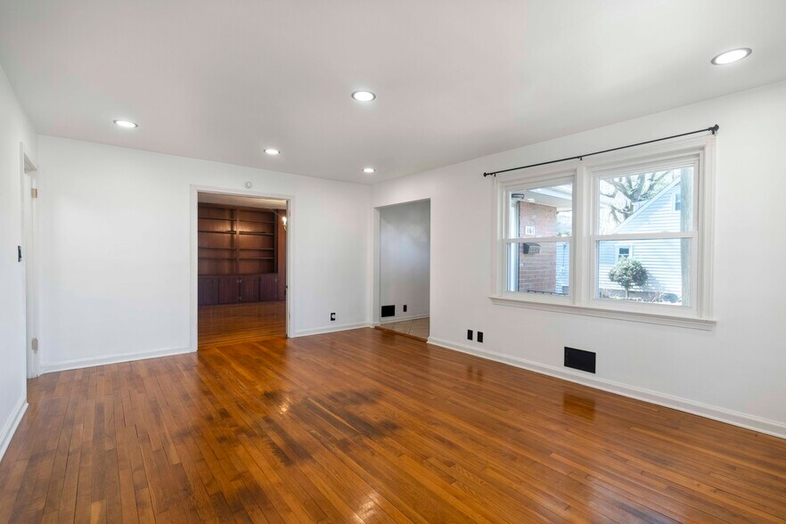 Building Photo - 161 Blades St