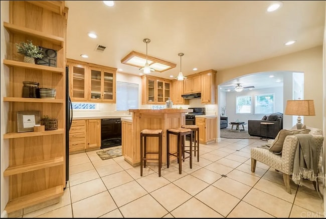 Building Photo - Great Home Close to All