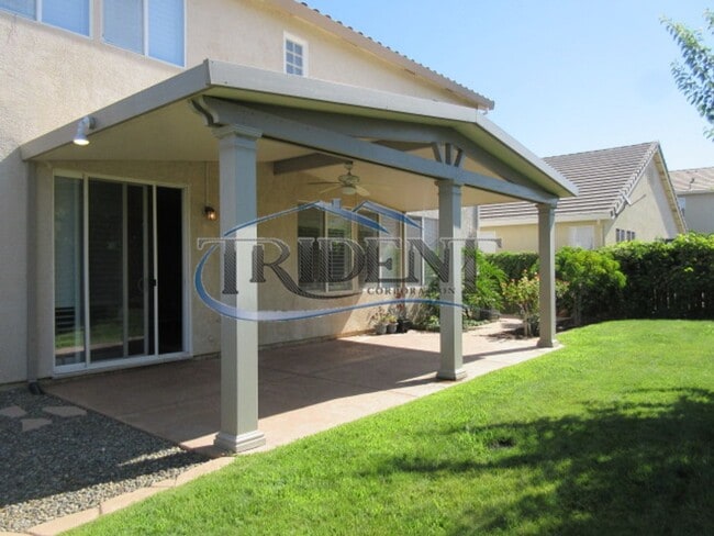 Building Photo - 3 bedroom, 3 bath house with Bonus Room