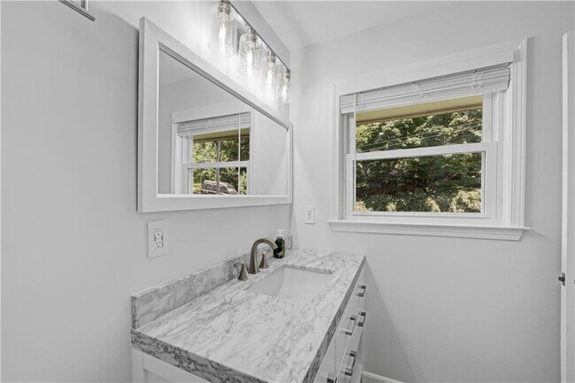 Building Photo - 2127 Desmond Dr