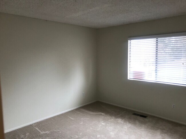 Building Photo - Charming and Conveniently Located Townhome...
