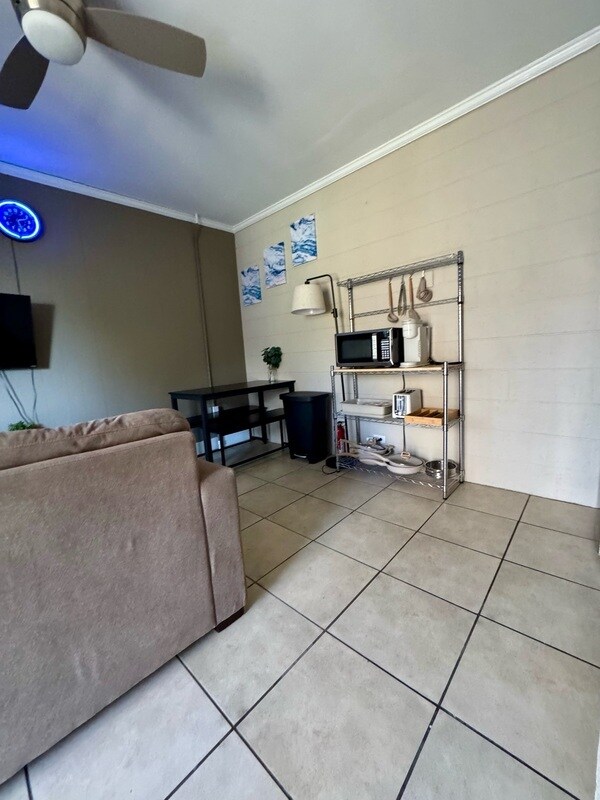 Building Photo - 402 S Holly St