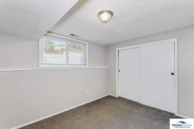 Building Photo - 3 bedroom 2 bath duplex - SE Wichita