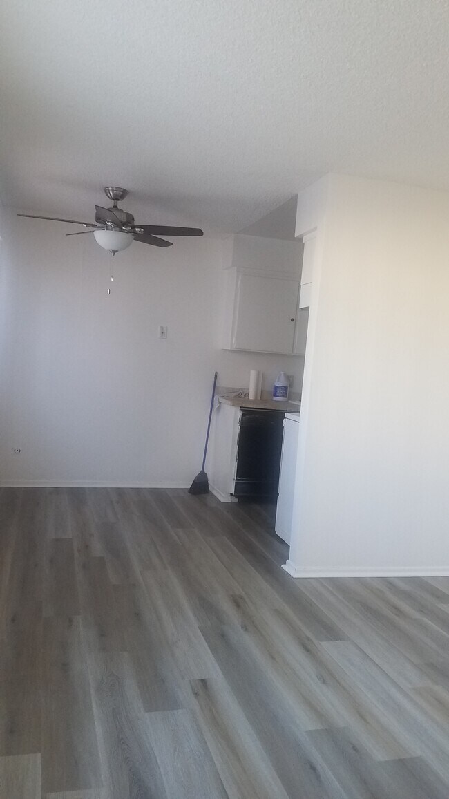 Building Photo - 522 E Avenue Q5