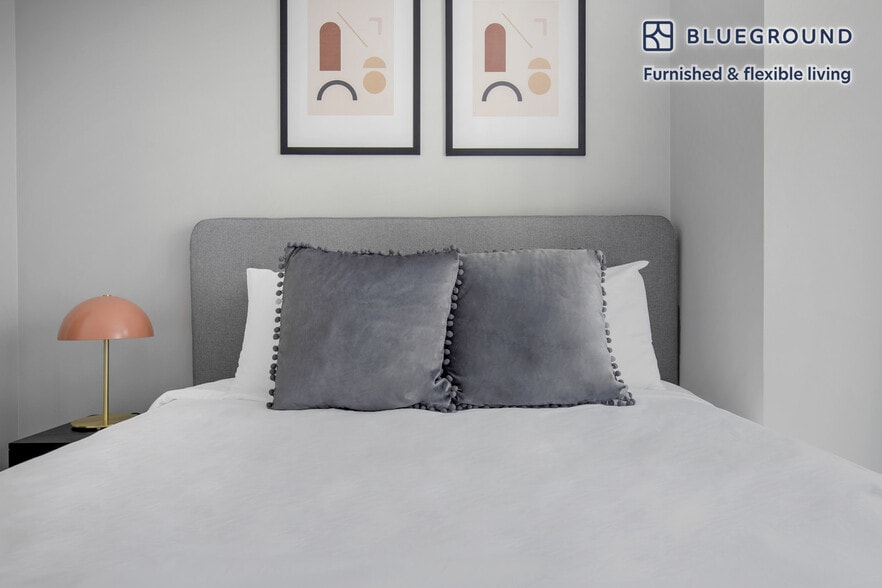 Building Photo - 210 N Wells St