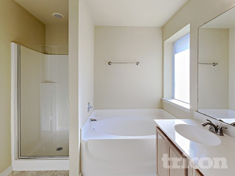 Building Photo - 1205 Rio Vista Dr