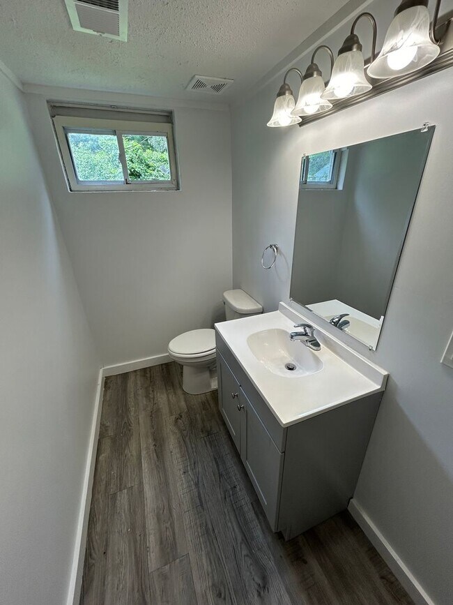 Building Photo - COMING SOON! 3 Bed 1.5 Bath Home! $1495.00