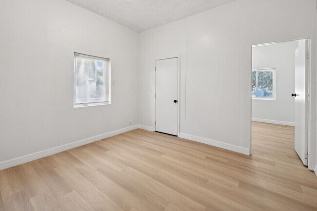 Building Photo - This updated and spacious 1 bedroom / 1 ba...