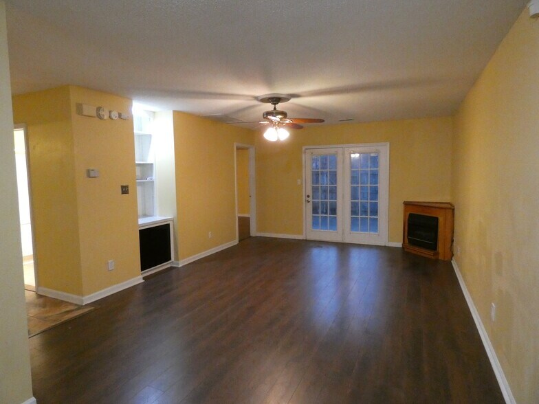 Building Photo - 3605 Pine Knoll Dr