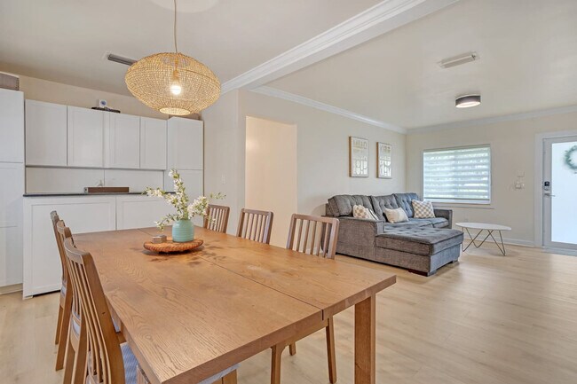 Building Photo - 571 Lee Dr