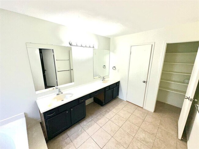 Building Photo - 13815 Glade Hollow Dr