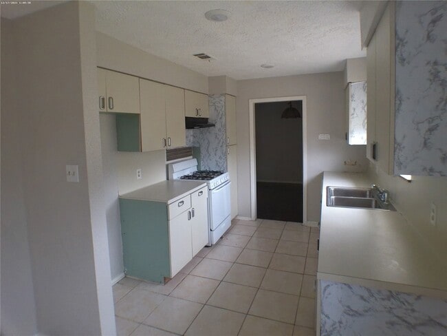 Building Photo - 7322 W Fuqua St