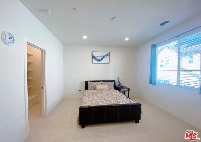 Building Photo - 13 Bedford Ct