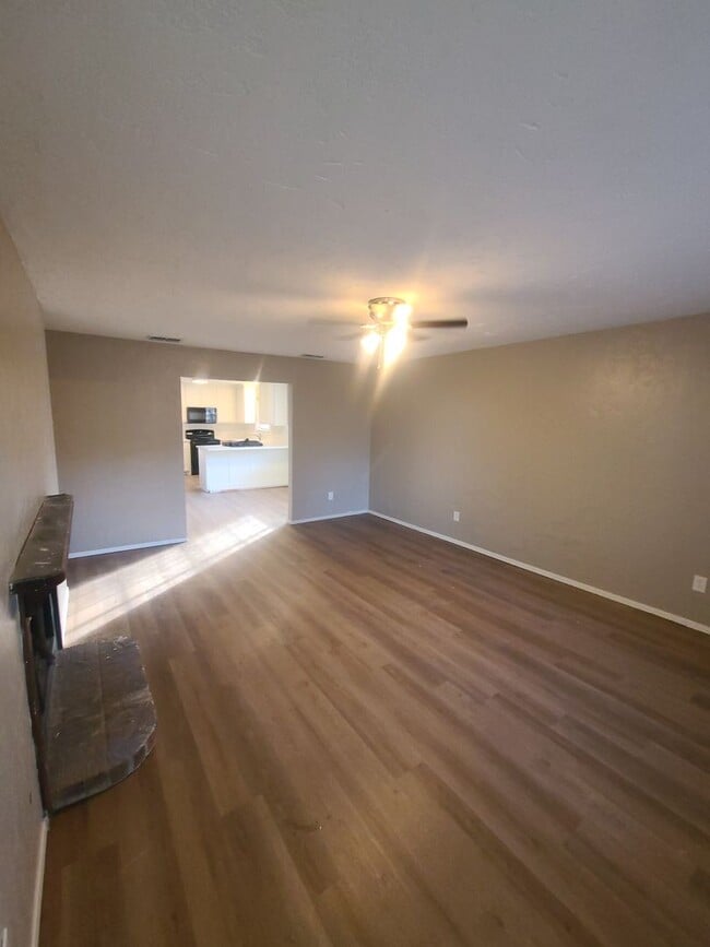 Building Photo - 2/1.5 covered parking, fireplace