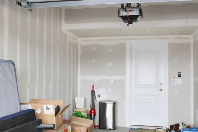 Building Photo - Primary bedroom with private bath