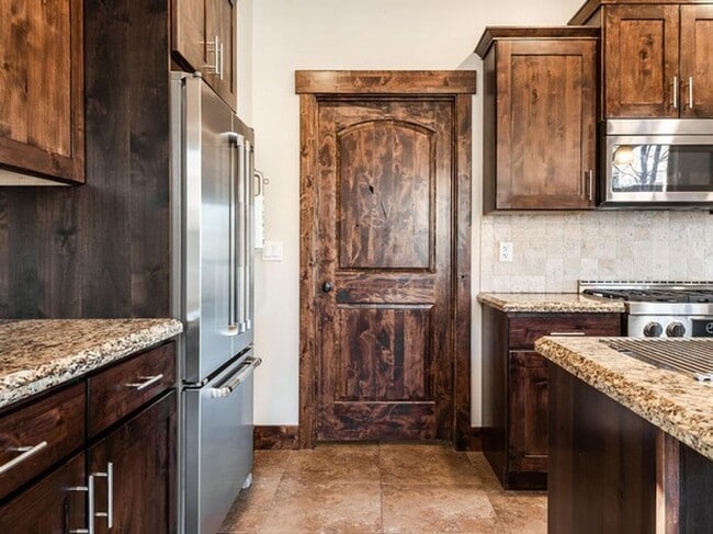 Building Photo - Desirable Black Rock Ridge with Mountain V...