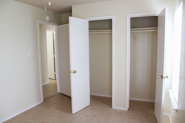 Building Photo - 2-Bedroom Duplex in Edison