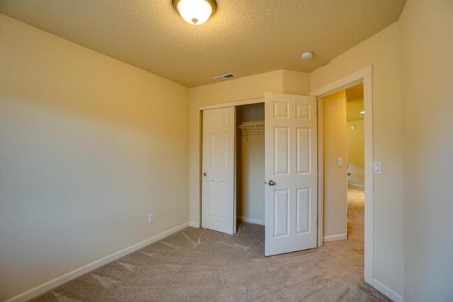 Building Photo - BEAUTIFUL THREE BEDROOM HOME IN FELIDA