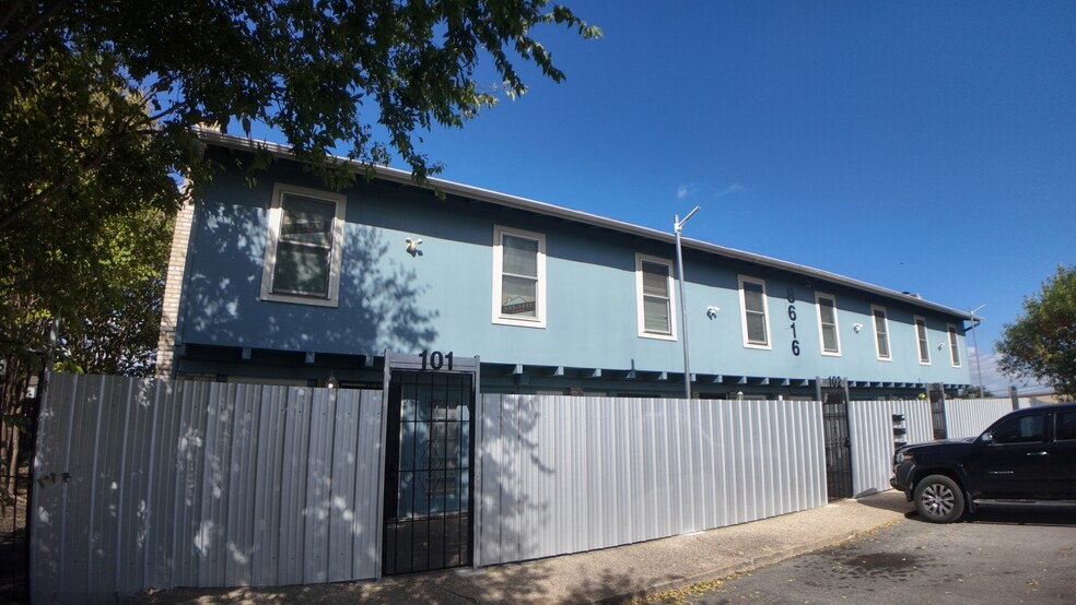 Building Photo - 8616 Putnam Dr
