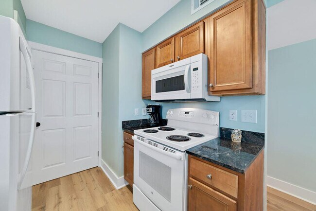 Building Photo - 409 E Beach Blvd