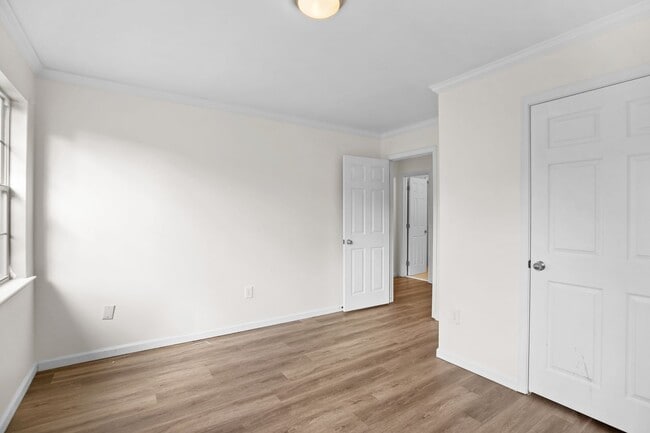 Building Photo - 4 Bedroom 2 Bath Townhouse in Pelham