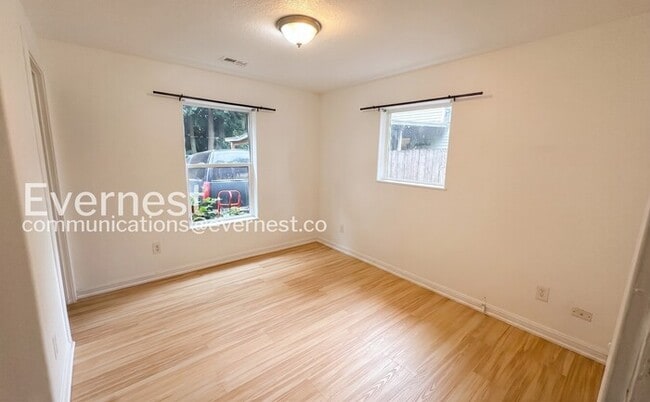 Building Photo - 2-Bed/2-Bath Charming Home with Fenced Yard/Available Now!