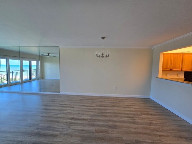 Building Photo - Penthouse at the Racquet Club for Annual Rental!