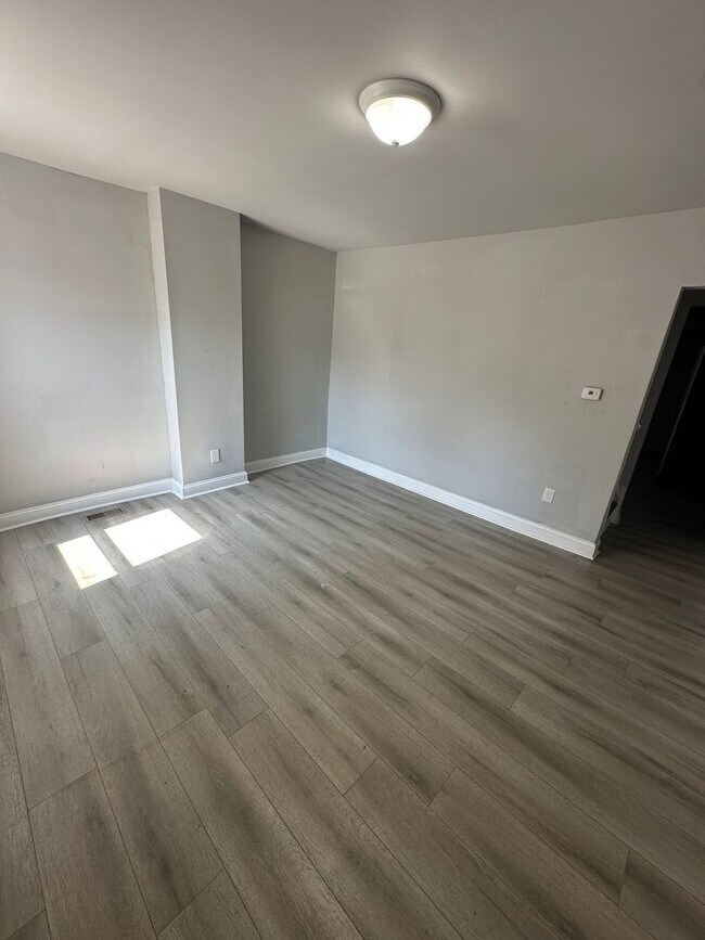 Building Photo - 2 Bed, 1 Bath Rowhome Available