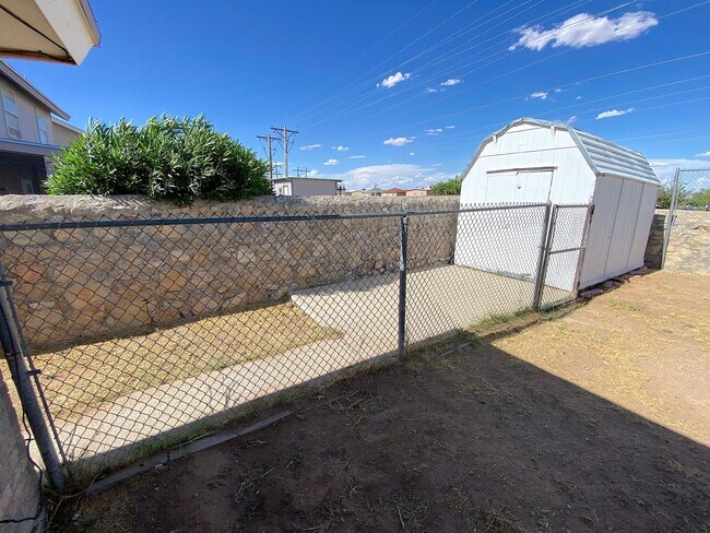 Building Photo - Northeast El Paso 4 bed with Refrig A/C