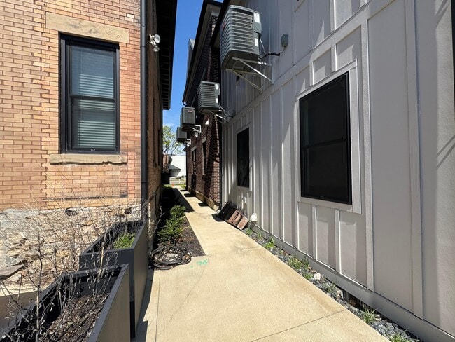 Building Photo - 973 E Broad St