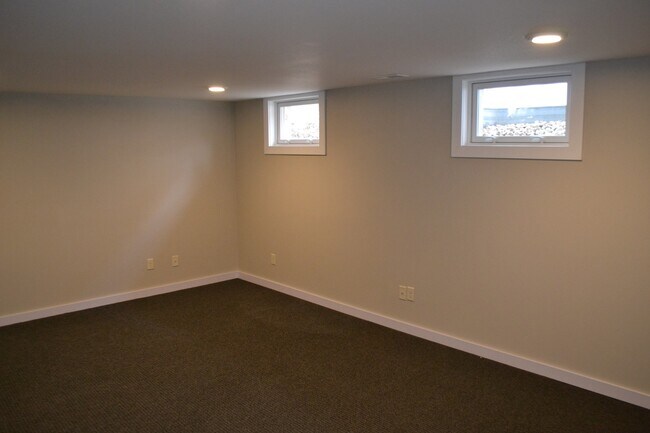 Building Photo - Ranch level home in great neighborhood! 2 ...