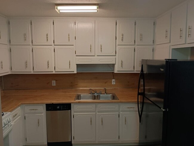 Building Photo - 405 Santa Fe Trail