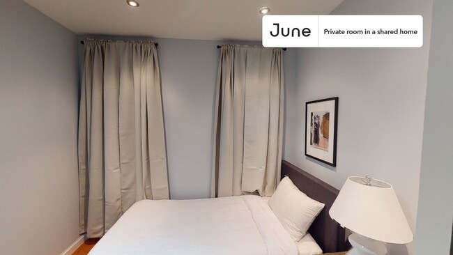 Building Photo - 225 W 109th St