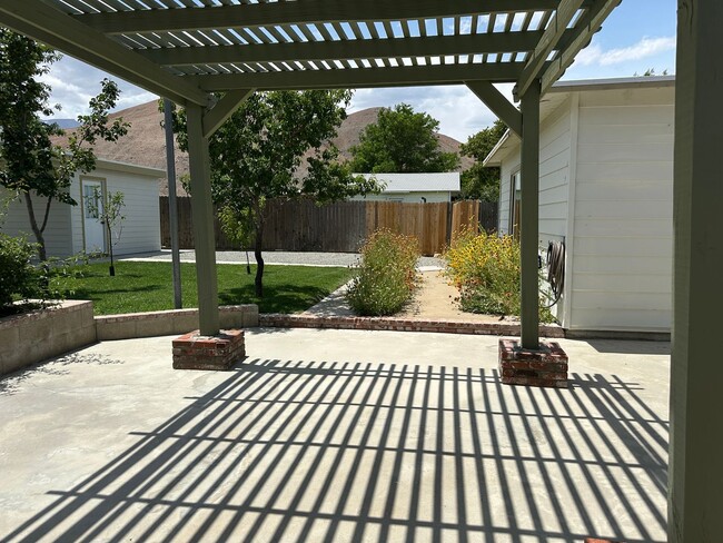 Building Photo - Beautifully landscaped home with modern up...