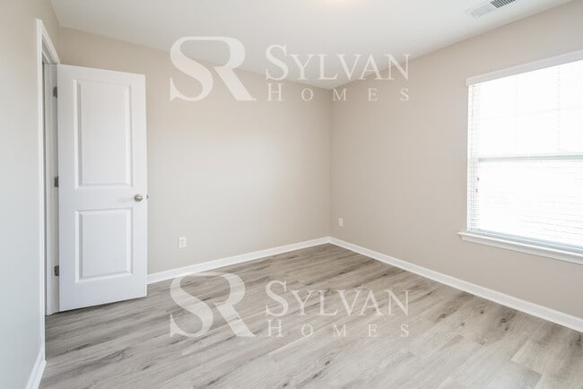 Building Photo - Gorgeous 4-bedroom, 2.5-bathroom house