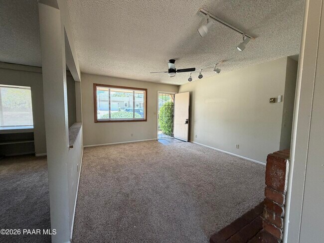 Building Photo - 366 W Tamarack Ln
