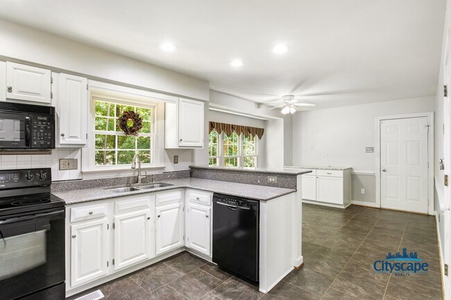 Building Photo - WONDERFUL WOODLAKE HOME WITH 1ST FLOOR BED...