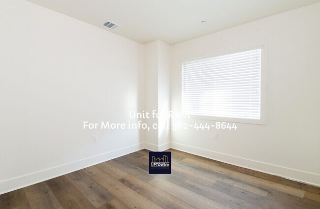Building Photo - Townhome - 3 Bedrooms-2.0 Baths - Cudahy