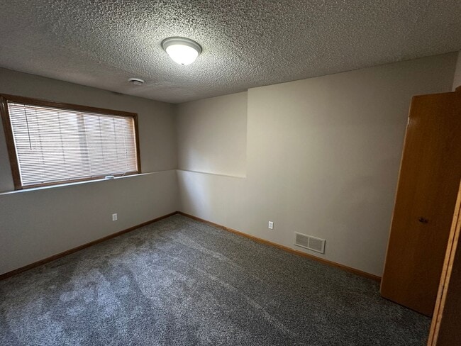 Building Photo - 402 Creekside Dr