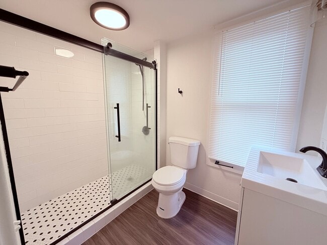 Building Photo - Charming 4BR with Modern Updates & Large Fenced Yard in SE Portland!
