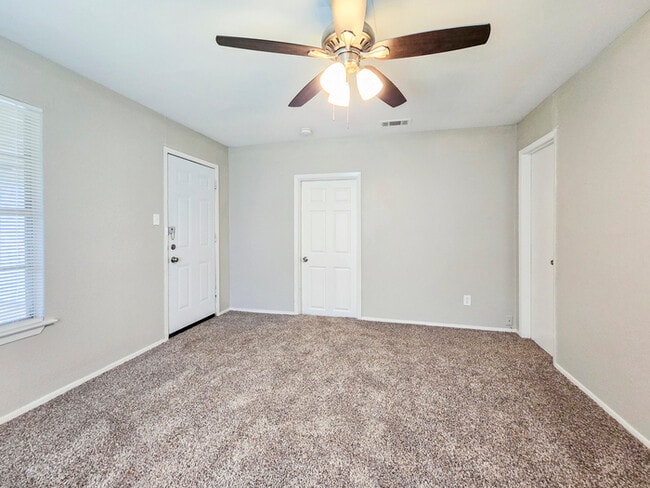 Building Photo - 601 Brookfield Dr