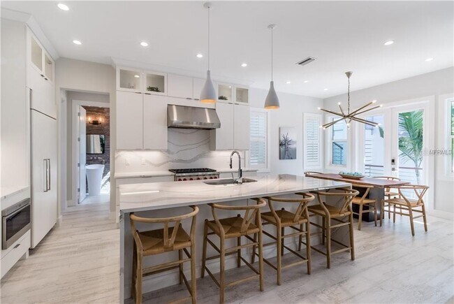 Building Photo - 580 Broadway St