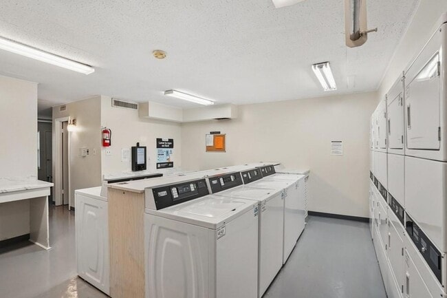 Building Photo - 2700 Whitney Pl
