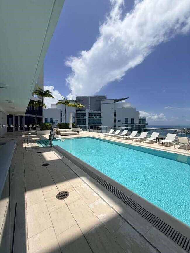 Building Photo - 1300 Brickell Bay Dr