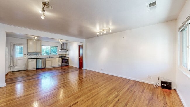 Building Photo - Delightful 2 Bedroom 1 Bath Unit with 1 Car Garage