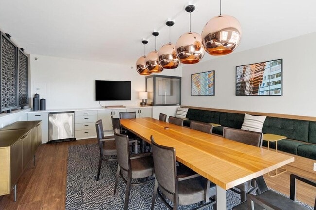 Building Photo - 433 S 7th St