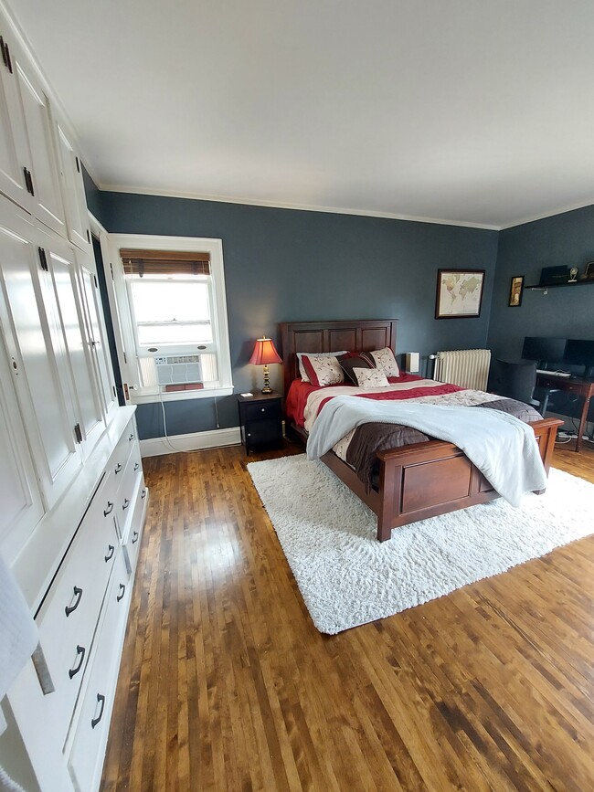 Main bedroom with built-in closets - 2219 Pillsbury Ave S