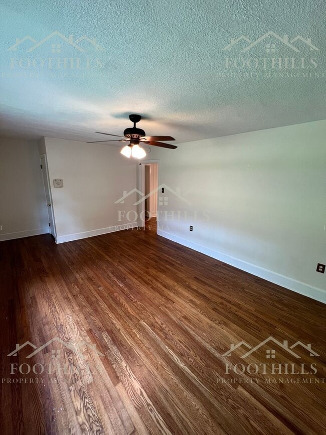 Building Photo - 3 Bedroom Home with Fenced Yard & Carport ...
