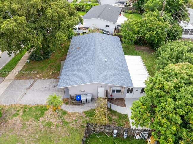 Building Photo - 1640 NE 33rd St