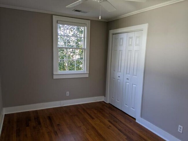 Building Photo - Beautiful 2 BR/1 BA Furnished Apartment Available in Downtown Charleston!